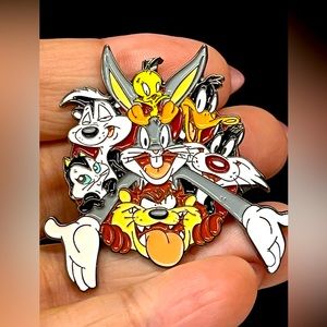 large Looney tunes  cast TV cartoon series pin/brooch-lapel